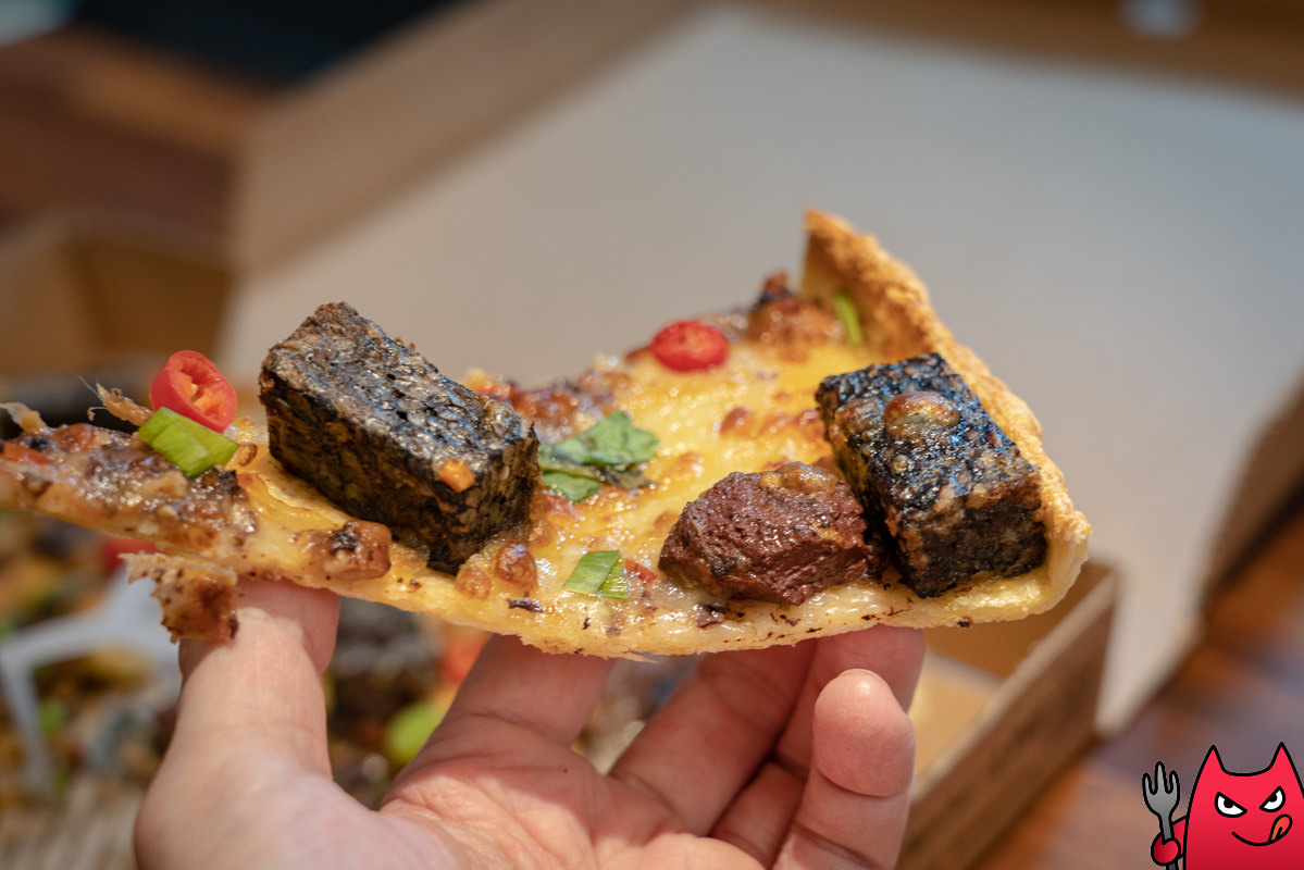 必勝客開箱》香菜豬血糕五更腸旺比薩｜獵奇口味再一發，399買一個歡笑是還可以啦。