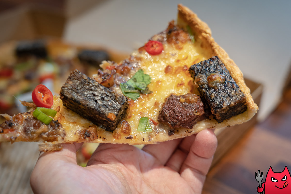 必勝客開箱》香菜豬血糕五更腸旺比薩｜獵奇口味再一發，399買一個歡笑是還可以啦。