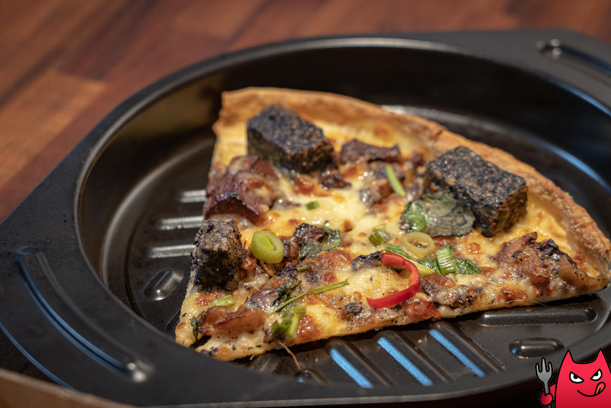 必勝客開箱》香菜豬血糕五更腸旺比薩｜獵奇口味再一發，399買一個歡笑是還可以啦。