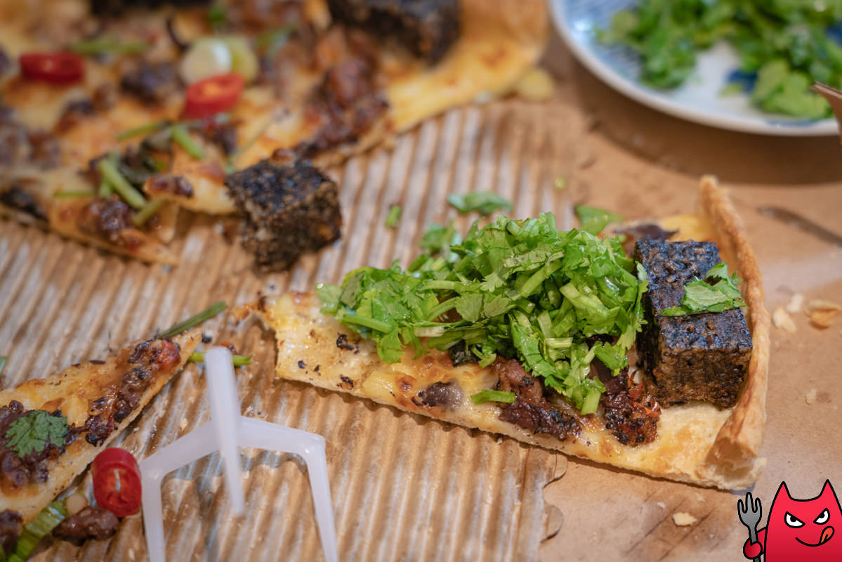 必勝客開箱》香菜豬血糕五更腸旺比薩｜獵奇口味再一發，399買一個歡笑是還可以啦。