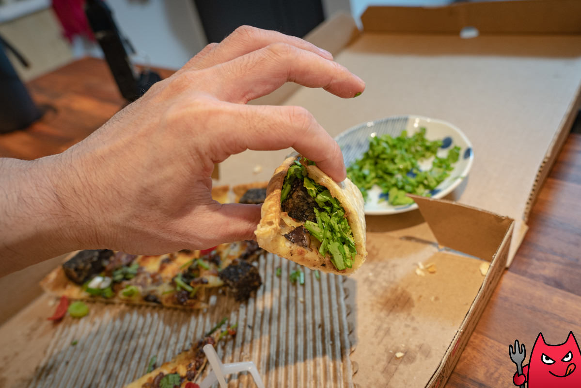 必勝客開箱》香菜豬血糕五更腸旺比薩｜獵奇口味再一發，399買一個歡笑是還可以啦。