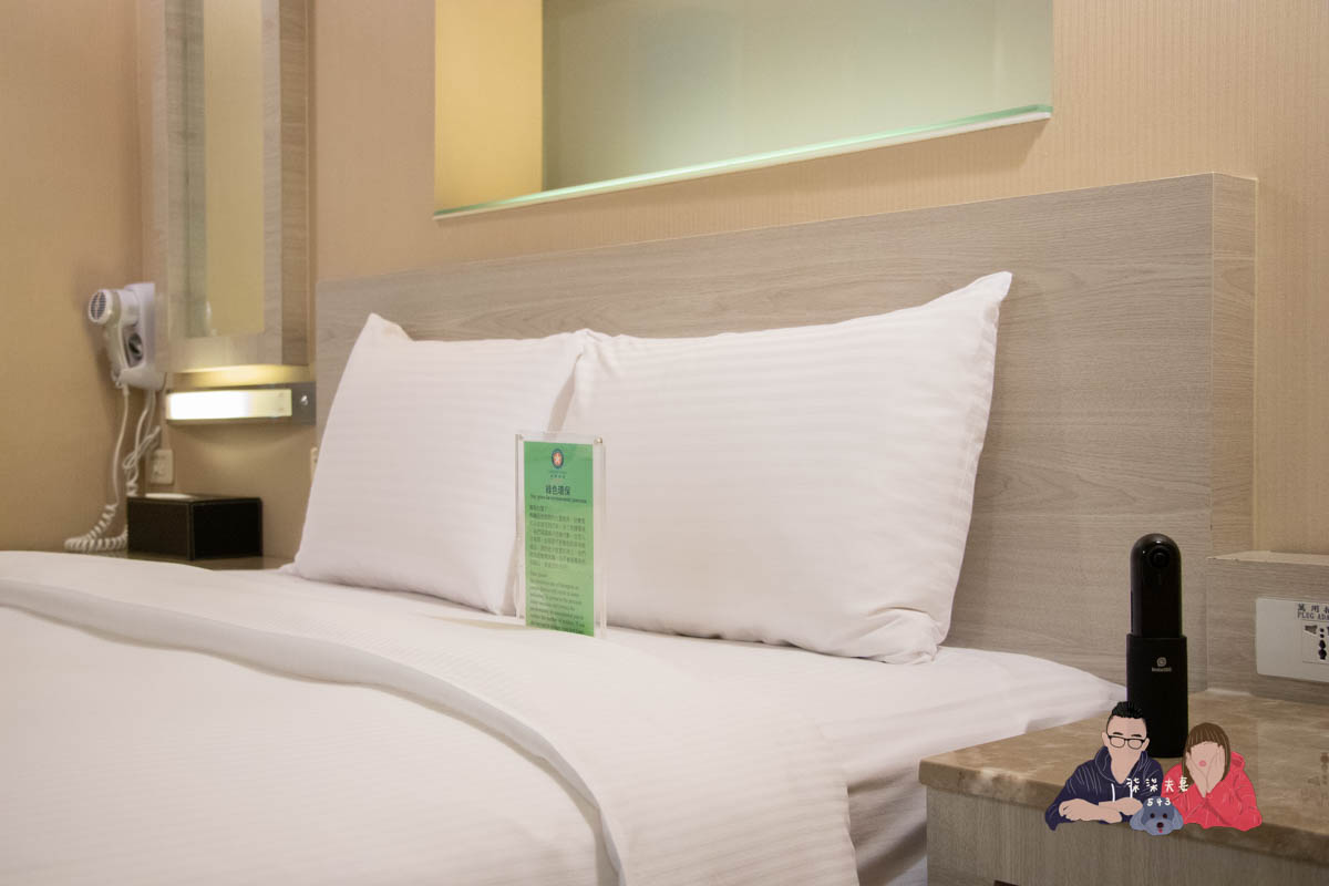 康橋商旅漢神館》高雄平價商旅住宿，宵夜沒有站前館豐富，但房間感覺還不錯。