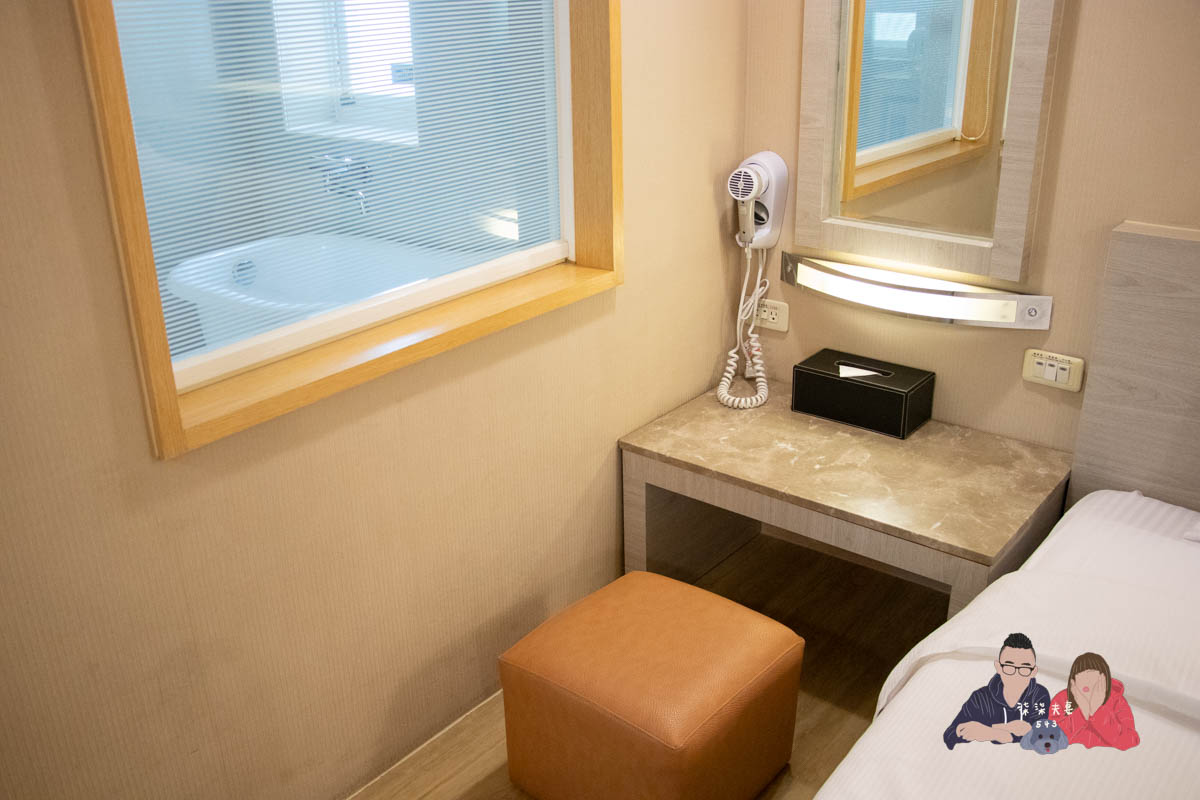 康橋商旅漢神館》高雄平價商旅住宿，宵夜沒有站前館豐富，但房間感覺還不錯。