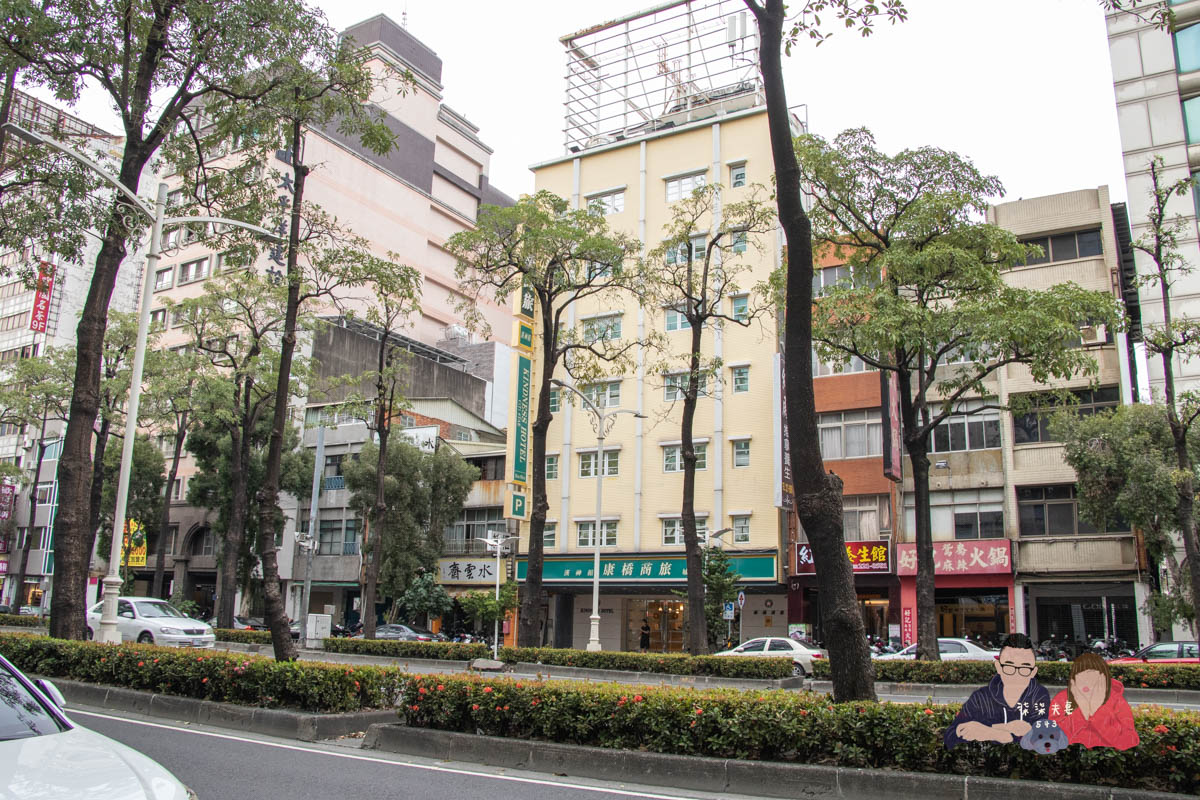 康橋商旅漢神館》高雄平價商旅住宿，宵夜沒有站前館豐富，但房間感覺還不錯。