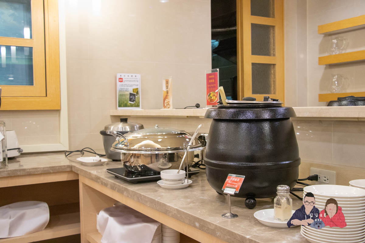 康橋商旅漢神館》高雄平價商旅住宿，宵夜沒有站前館豐富，但房間感覺還不錯。