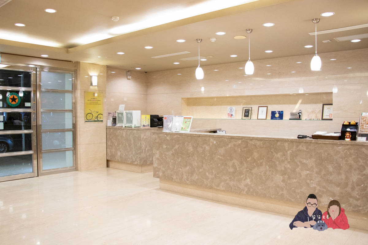 康橋商旅漢神館》高雄平價商旅住宿，宵夜沒有站前館豐富，但房間感覺還不錯。