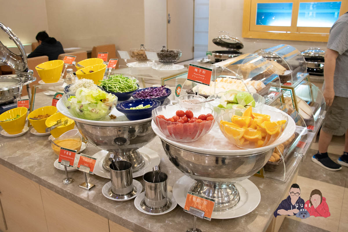 康橋商旅漢神館》高雄平價商旅住宿，宵夜沒有站前館豐富，但房間感覺還不錯。