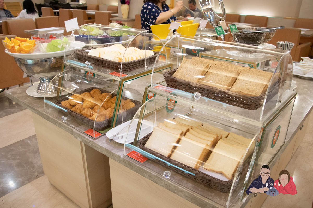 康橋商旅漢神館》高雄平價商旅住宿，宵夜沒有站前館豐富，但房間感覺還不錯。