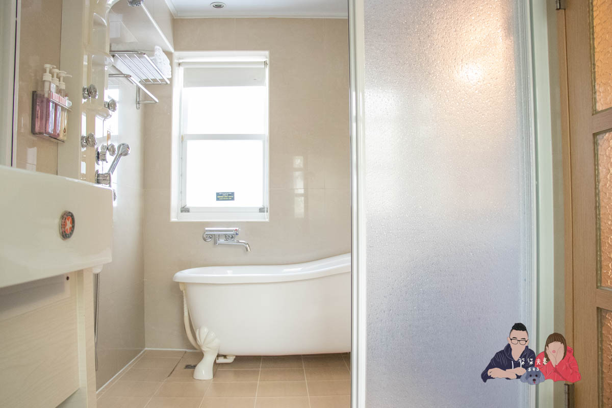 康橋商旅漢神館》高雄平價商旅住宿，宵夜沒有站前館豐富，但房間感覺還不錯。