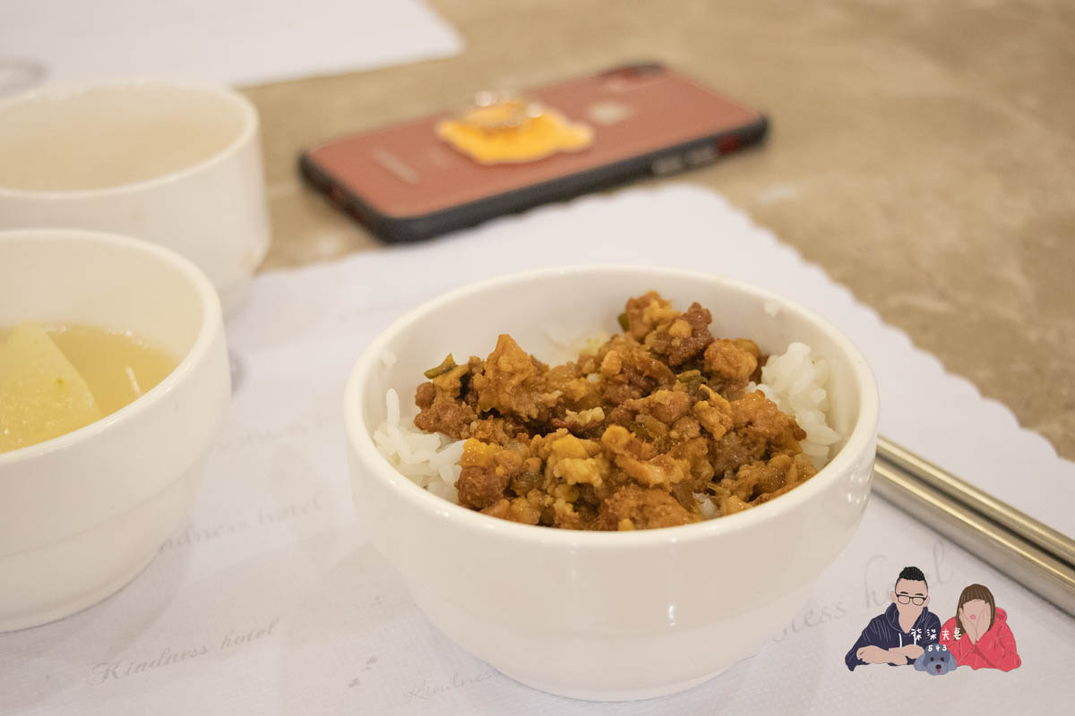 康橋商旅漢神館》高雄平價商旅住宿，宵夜沒有站前館豐富，但房間感覺還不錯。