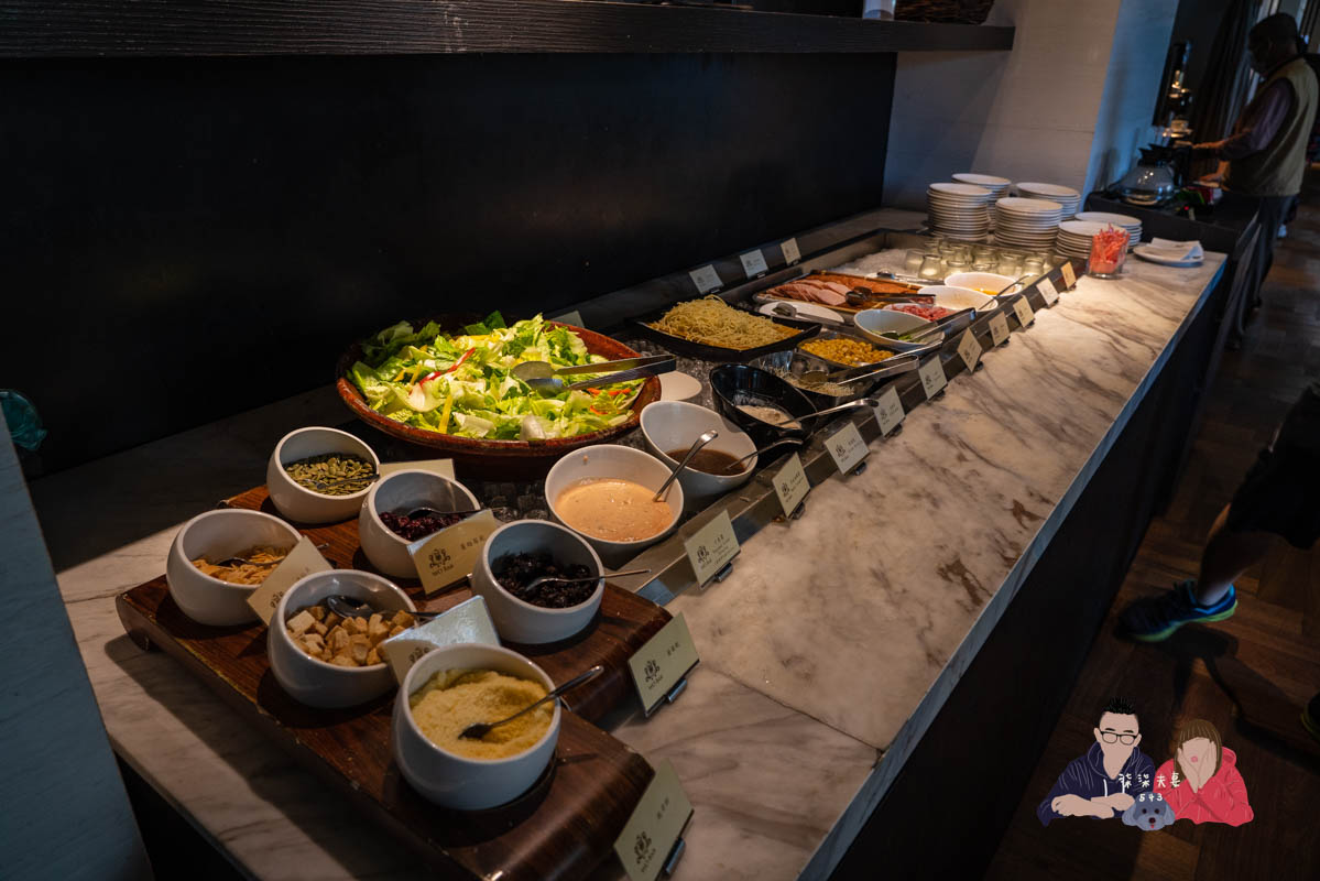 WO Hotel窩飯店》高雄平價住宿｜交通尚屬方便的便宜商旅，飯店旁有超大顆的水晶球，很夢幻～