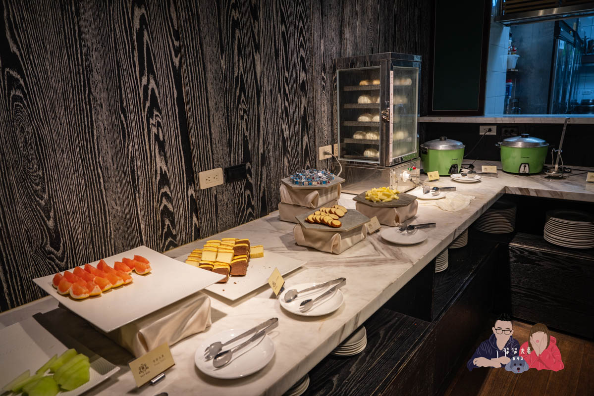 WO Hotel窩飯店》高雄平價住宿｜交通尚屬方便的便宜商旅，飯店旁有超大顆的水晶球，很夢幻～