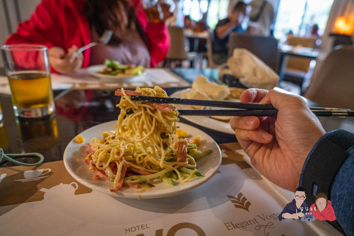 WO Hotel窩飯店》高雄平價住宿｜交通尚屬方便的便宜商旅，飯店旁有超大顆的水晶球，很夢幻～