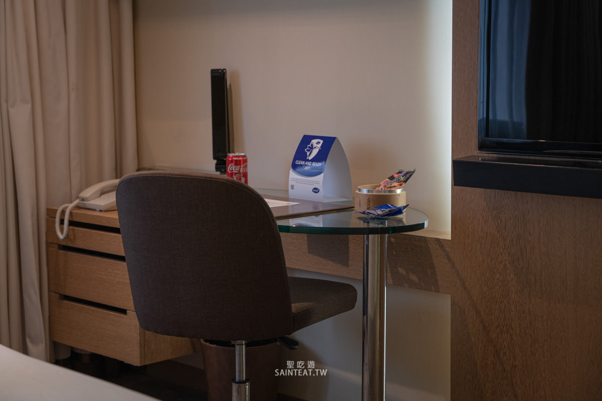 高雄翰品酒店》鹽埕愛河旁平價住宿，居然有免費啤酒喝到飽！