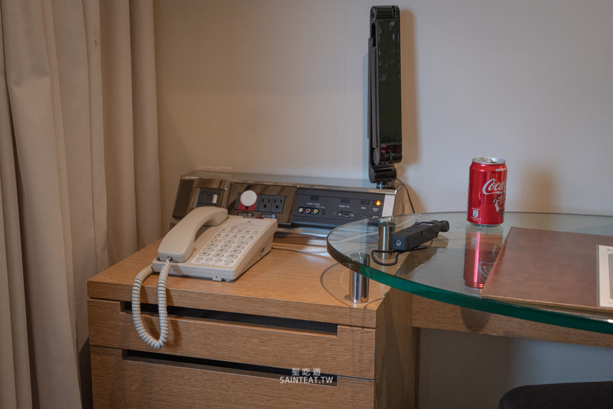 高雄翰品酒店》鹽埕愛河旁平價住宿，居然有免費啤酒喝到飽！