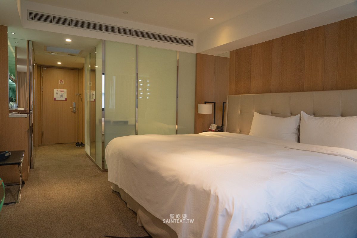 高雄翰品酒店》鹽埕愛河旁平價住宿，居然有免費啤酒喝到飽！