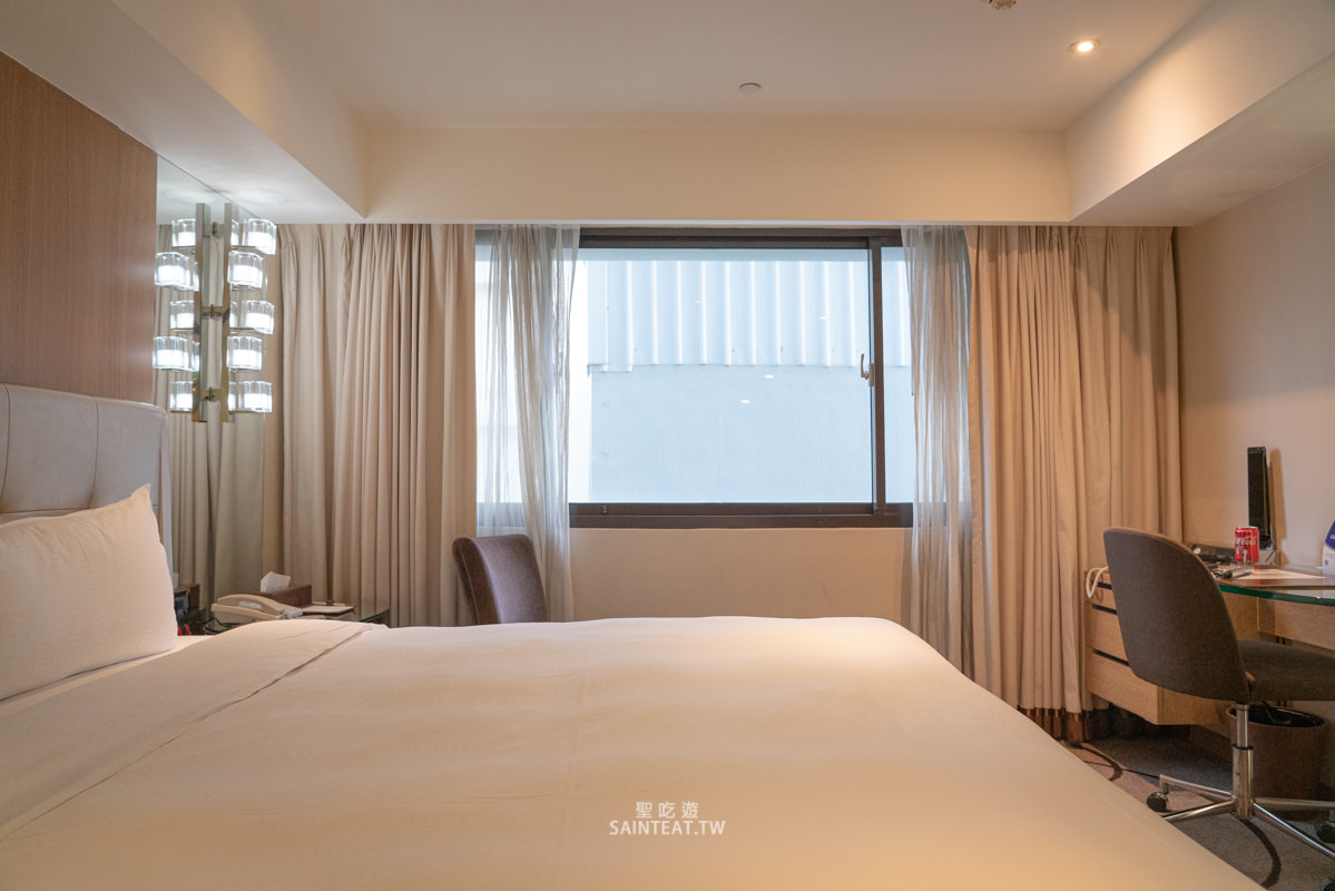 高雄翰品酒店》鹽埕愛河旁平價住宿，居然有免費啤酒喝到飽！