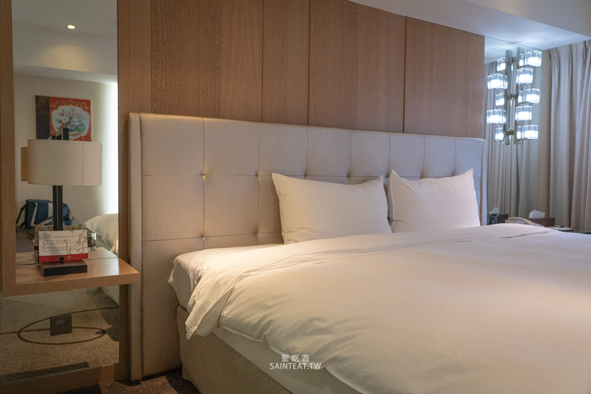 高雄翰品酒店》鹽埕愛河旁平價住宿，居然有免費啤酒喝到飽！