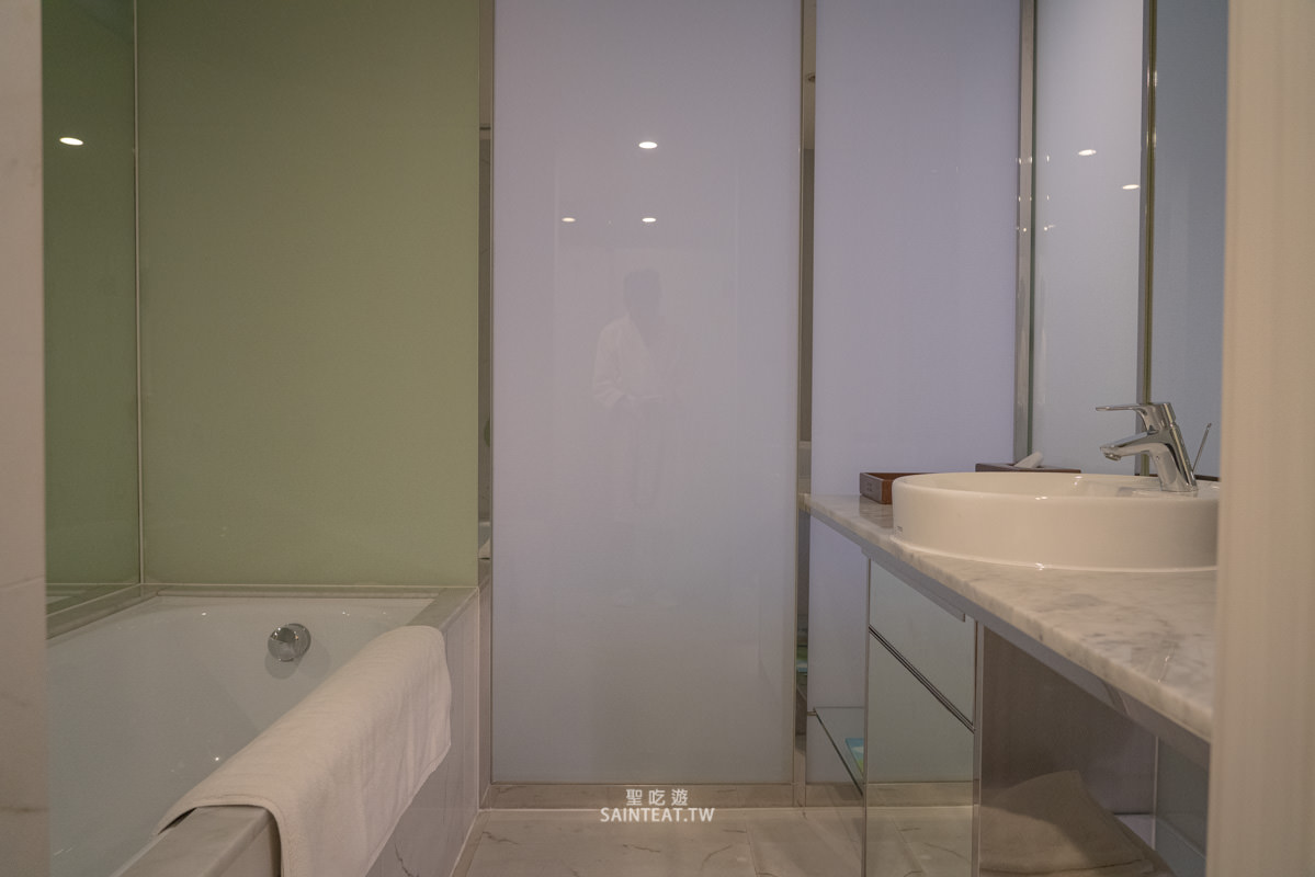 高雄翰品酒店》鹽埕愛河旁平價住宿，居然有免費啤酒喝到飽！