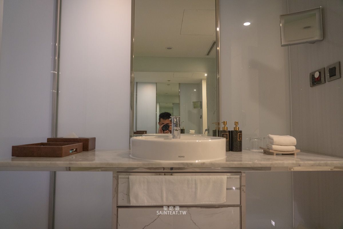 高雄翰品酒店》鹽埕愛河旁平價住宿，居然有免費啤酒喝到飽！