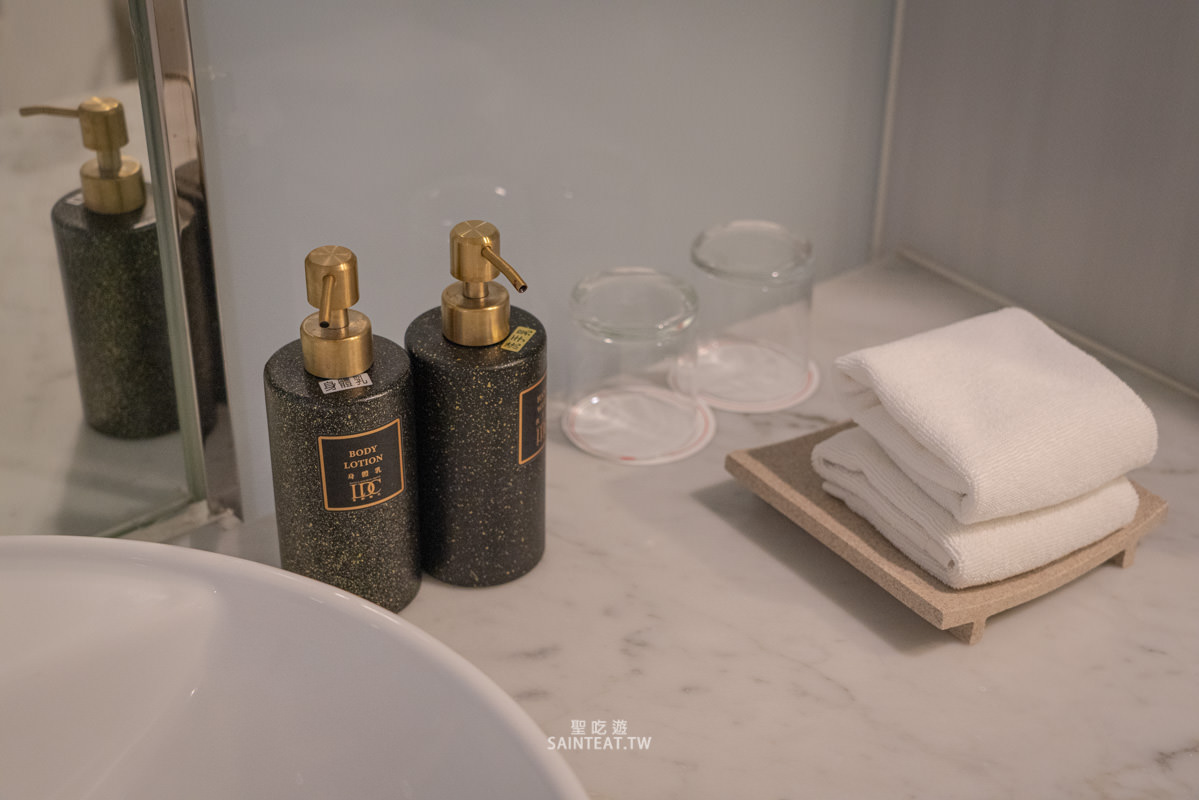 高雄翰品酒店》鹽埕愛河旁平價住宿，居然有免費啤酒喝到飽！