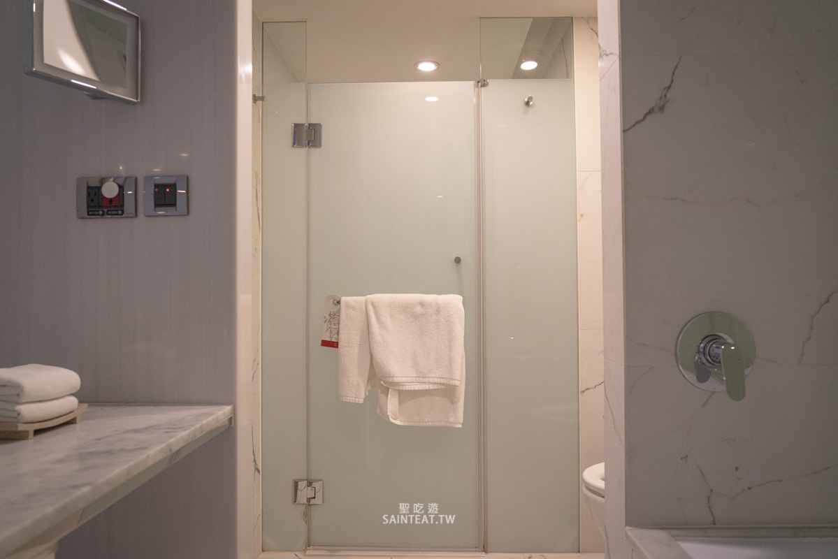 高雄翰品酒店》鹽埕愛河旁平價住宿，居然有免費啤酒喝到飽！