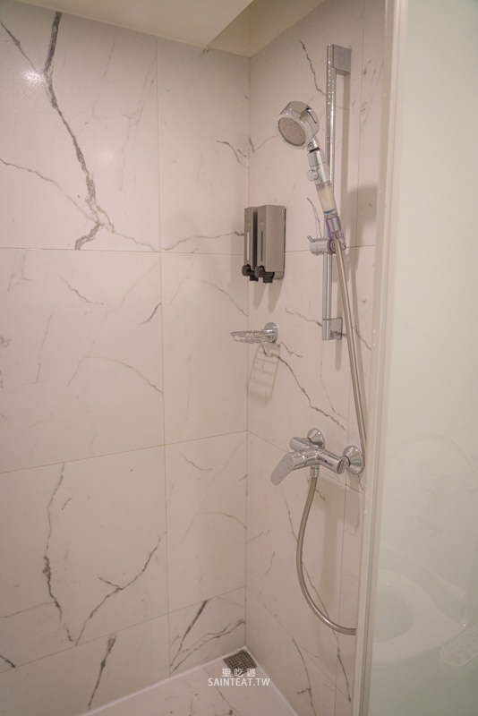 高雄翰品酒店》鹽埕愛河旁平價住宿，居然有免費啤酒喝到飽！