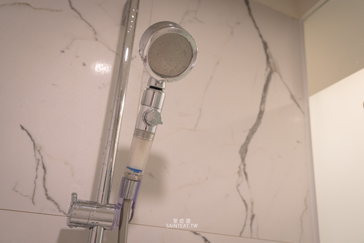 高雄翰品酒店》鹽埕愛河旁平價住宿，居然有免費啤酒喝到飽！