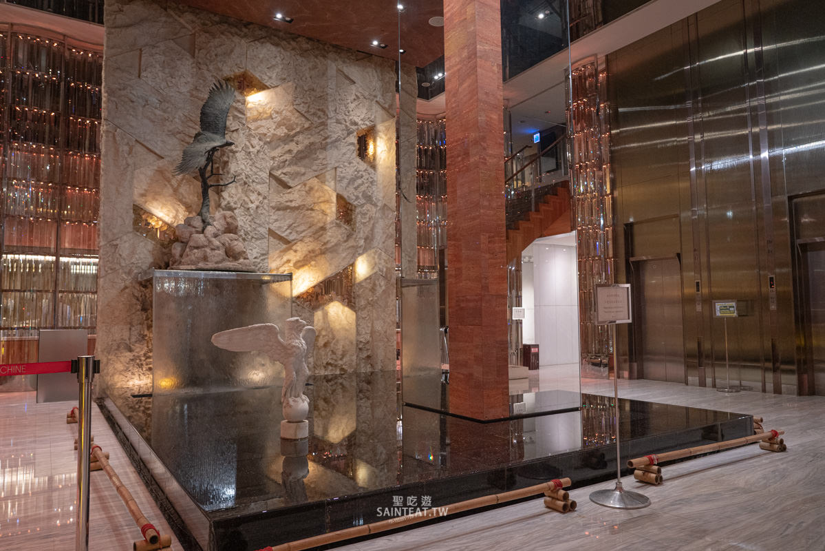 高雄翰品酒店》鹽埕愛河旁平價住宿，居然有免費啤酒喝到飽！