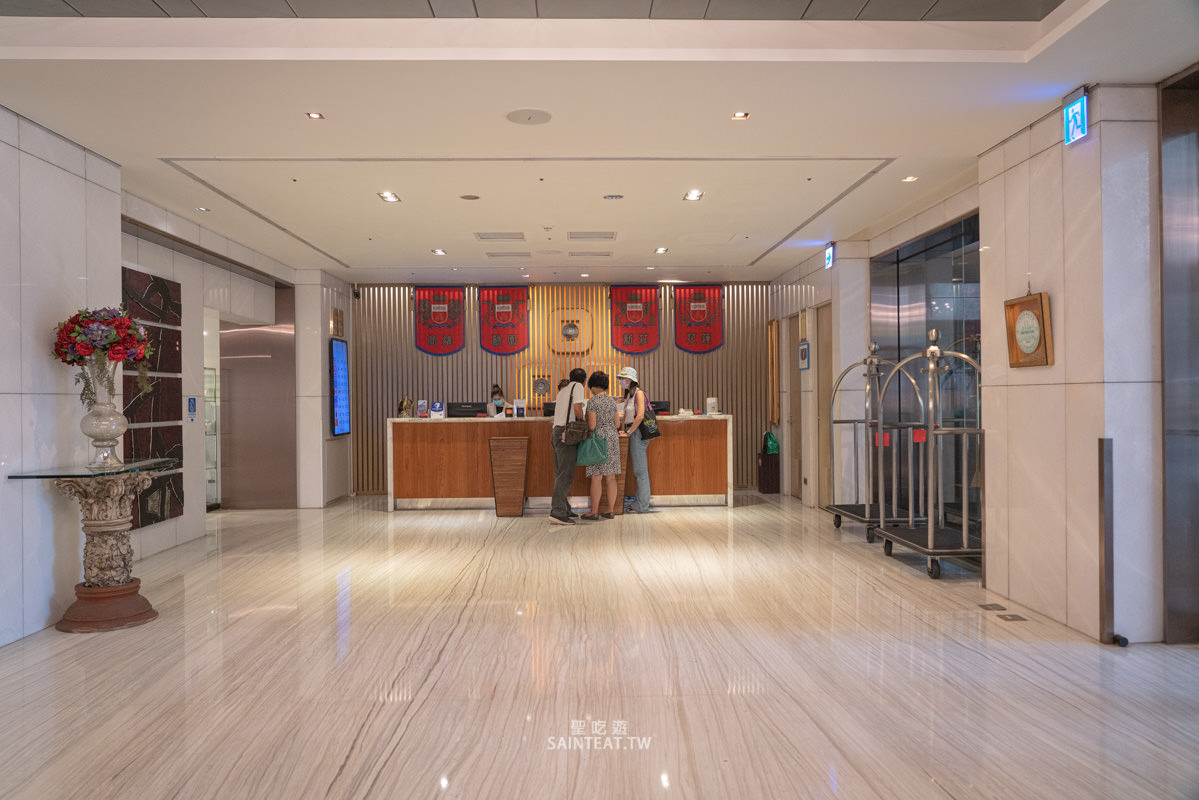 高雄翰品酒店》鹽埕愛河旁平價住宿，居然有免費啤酒喝到飽！