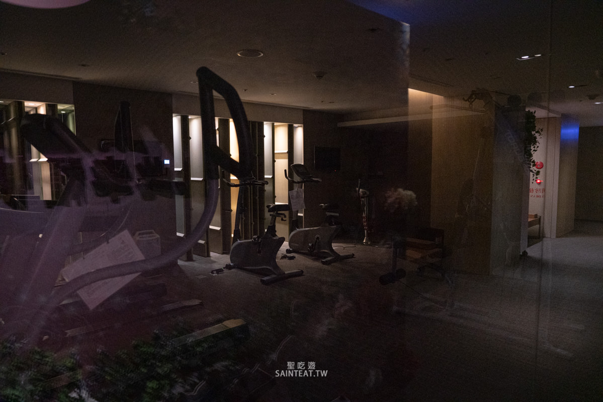 高雄翰品酒店》鹽埕愛河旁平價住宿，居然有免費啤酒喝到飽！