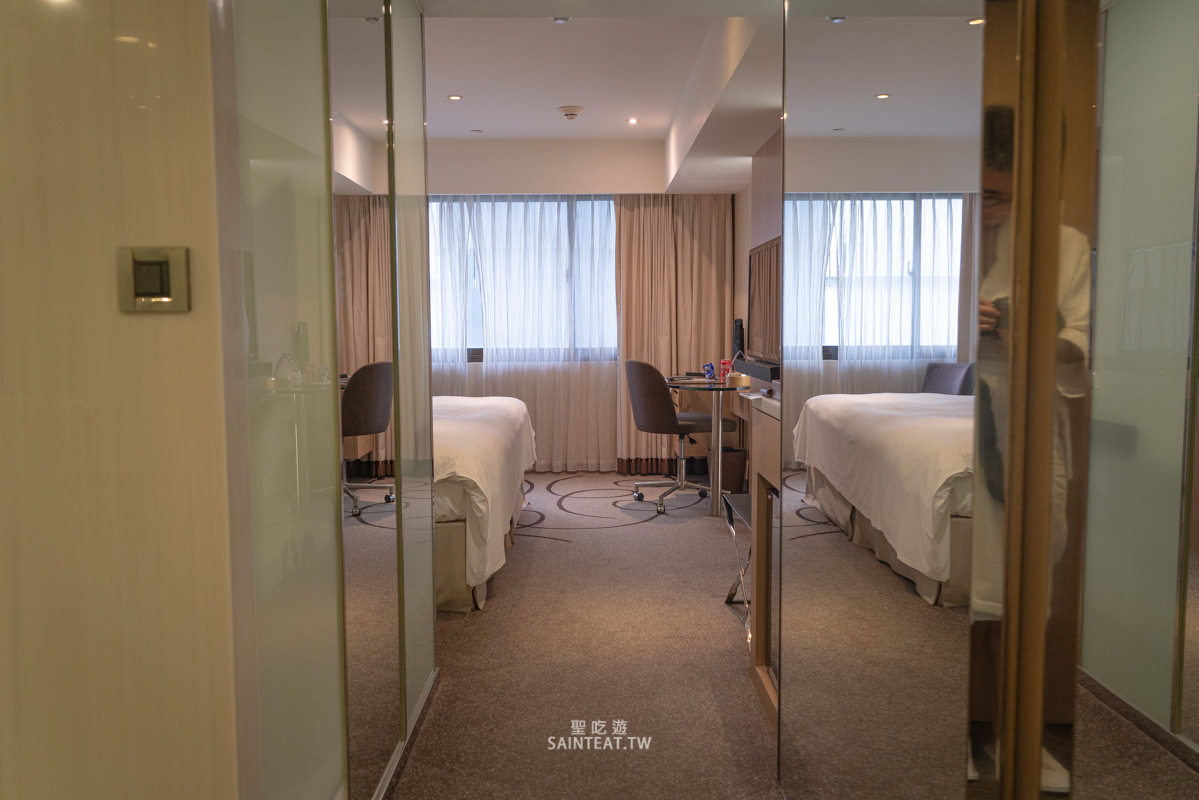 高雄翰品酒店》鹽埕愛河旁平價住宿，居然有免費啤酒喝到飽！