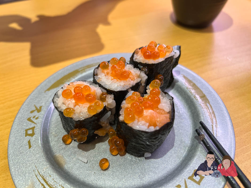 壽司郎美食圖鑑》吃過的91款餐點/甜點,哪些推薦哪些雷?期間限定好吃嗎?持續更新中! - 第97張圖 鮭魚親子細卷 (1)