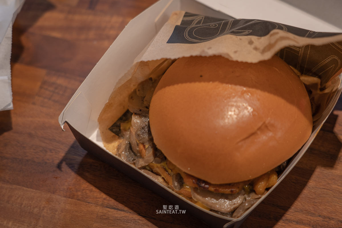 麥當勞松露蕈菇安格斯黑牛堡/嫩煎雞腿堡》從來沒想過麥當勞有好吃的期間限定漢堡，蕈菇炒得很出色！