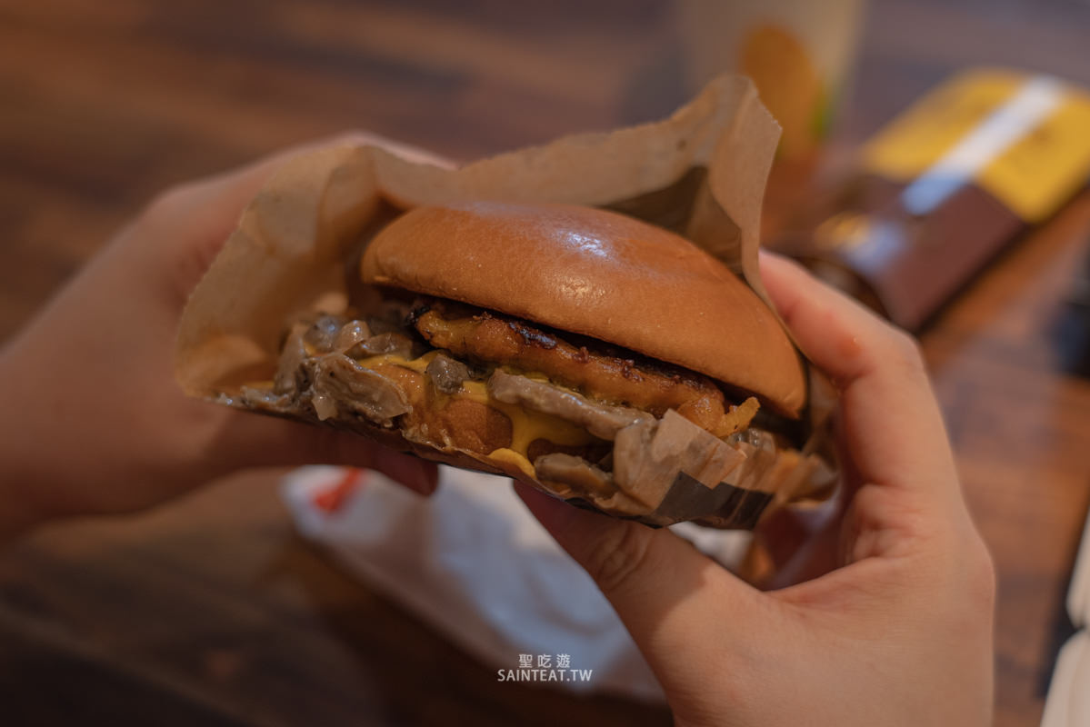 麥當勞松露蕈菇安格斯黑牛堡/嫩煎雞腿堡》從來沒想過麥當勞有好吃的期間限定漢堡，蕈菇炒得很出色！