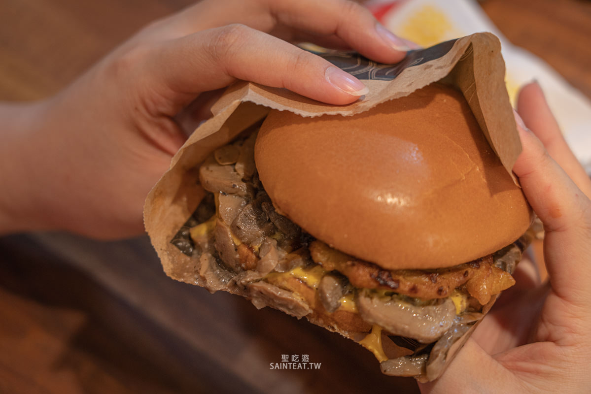麥當勞松露蕈菇安格斯黑牛堡/嫩煎雞腿堡》從來沒想過麥當勞有好吃的期間限定漢堡，蕈菇炒得很出色！