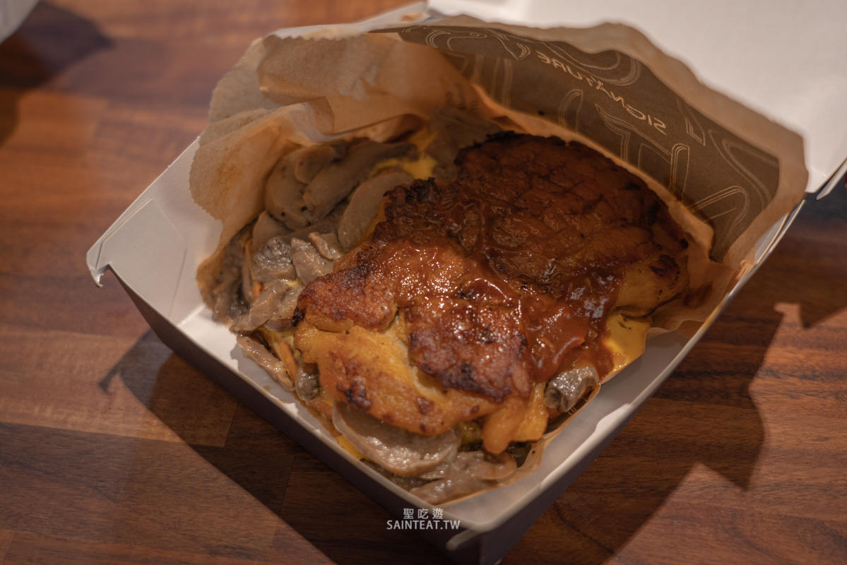 麥當勞松露蕈菇安格斯黑牛堡/嫩煎雞腿堡》從來沒想過麥當勞有好吃的期間限定漢堡，蕈菇炒得很出色！