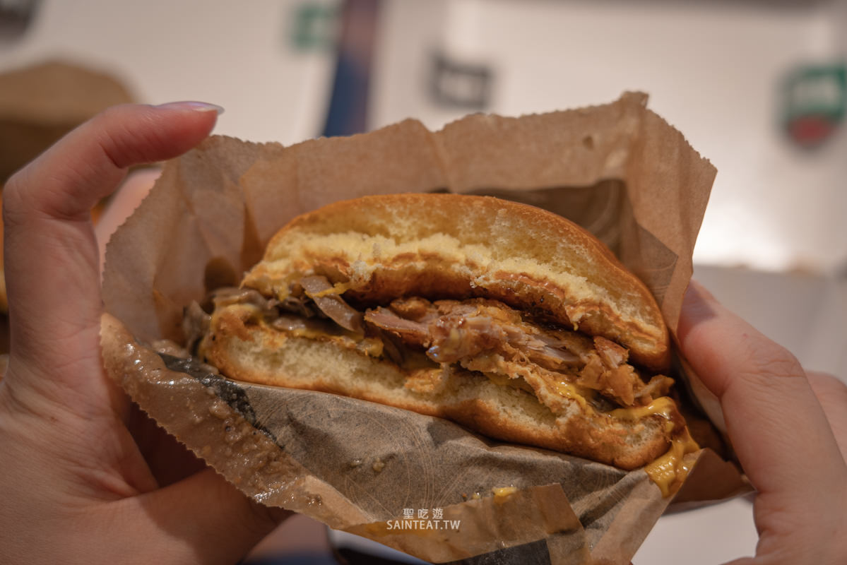 麥當勞松露蕈菇安格斯黑牛堡/嫩煎雞腿堡》從來沒想過麥當勞有好吃的期間限定漢堡，蕈菇炒得很出色！