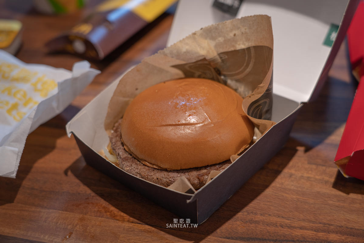 麥當勞松露蕈菇安格斯黑牛堡/嫩煎雞腿堡》從來沒想過麥當勞有好吃的期間限定漢堡，蕈菇炒得很出色！