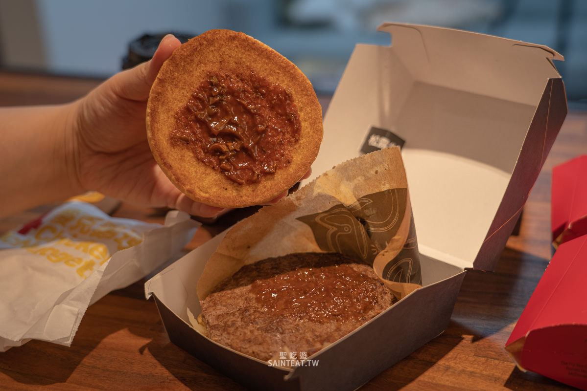 麥當勞松露蕈菇安格斯黑牛堡/嫩煎雞腿堡》從來沒想過麥當勞有好吃的期間限定漢堡，蕈菇炒得很出色！