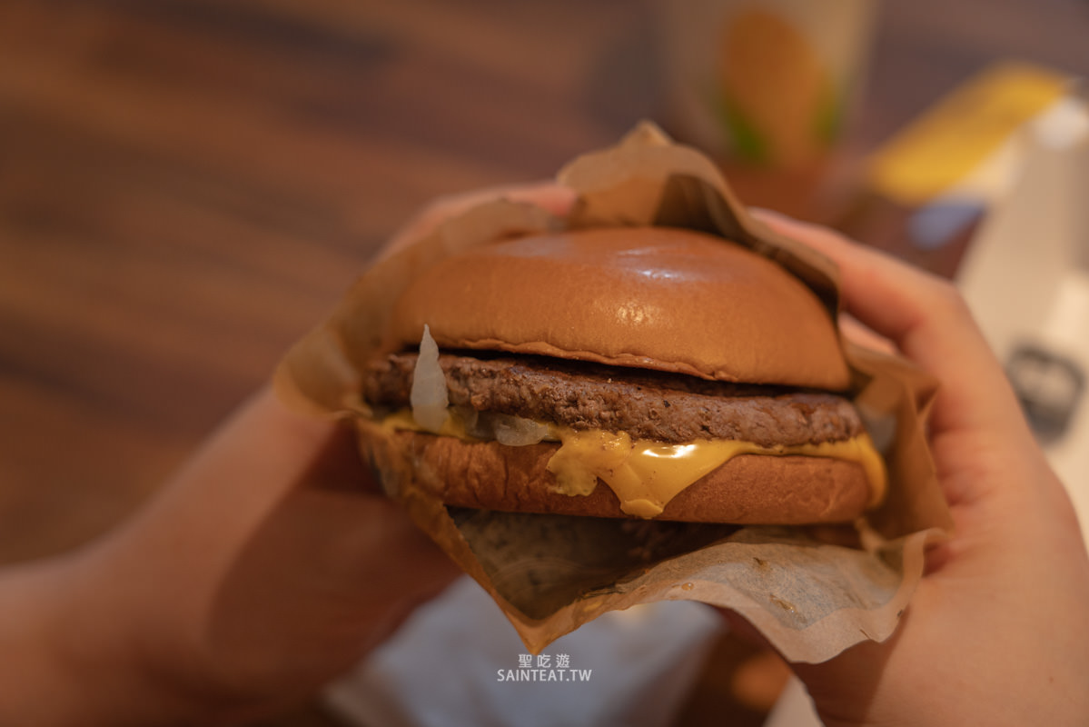 麥當勞松露蕈菇安格斯黑牛堡/嫩煎雞腿堡》從來沒想過麥當勞有好吃的期間限定漢堡，蕈菇炒得很出色！