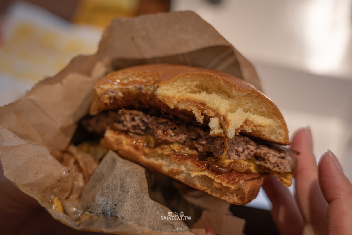 麥當勞松露蕈菇安格斯黑牛堡/嫩煎雞腿堡》從來沒想過麥當勞有好吃的期間限定漢堡，蕈菇炒得很出色！