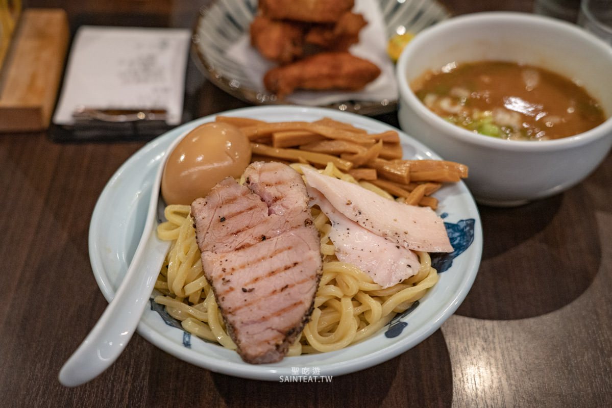 麵屋武藏本店》台北拉麵｜濃香順口的雞白湯，大推～不愛喝拉麵湯也忍不住把他喝光光！