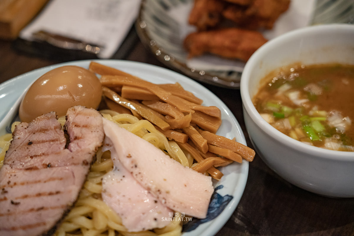 麵屋武藏本店》台北拉麵｜濃香順口的雞白湯，大推～不愛喝拉麵湯也忍不住把他喝光光！