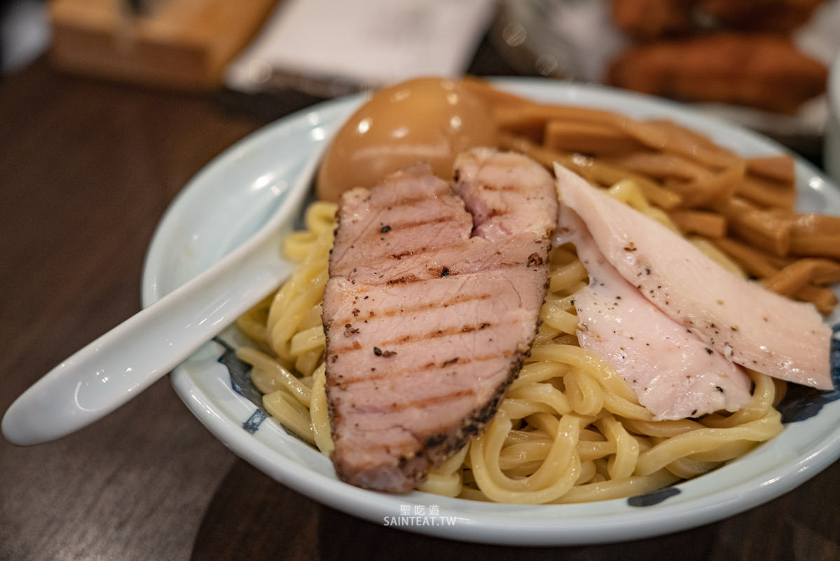 麵屋武藏本店》台北拉麵｜濃香順口的雞白湯，大推～不愛喝拉麵湯也忍不住把他喝光光！