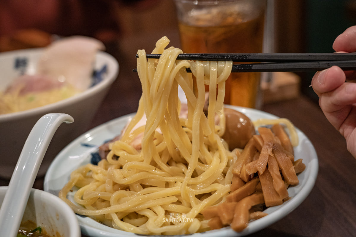 麵屋武藏本店》台北拉麵｜濃香順口的雞白湯，大推～不愛喝拉麵湯也忍不住把他喝光光！