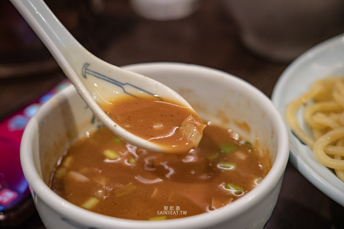 麵屋武藏本店》台北拉麵｜濃香順口的雞白湯，大推～不愛喝拉麵湯也忍不住把他喝光光！