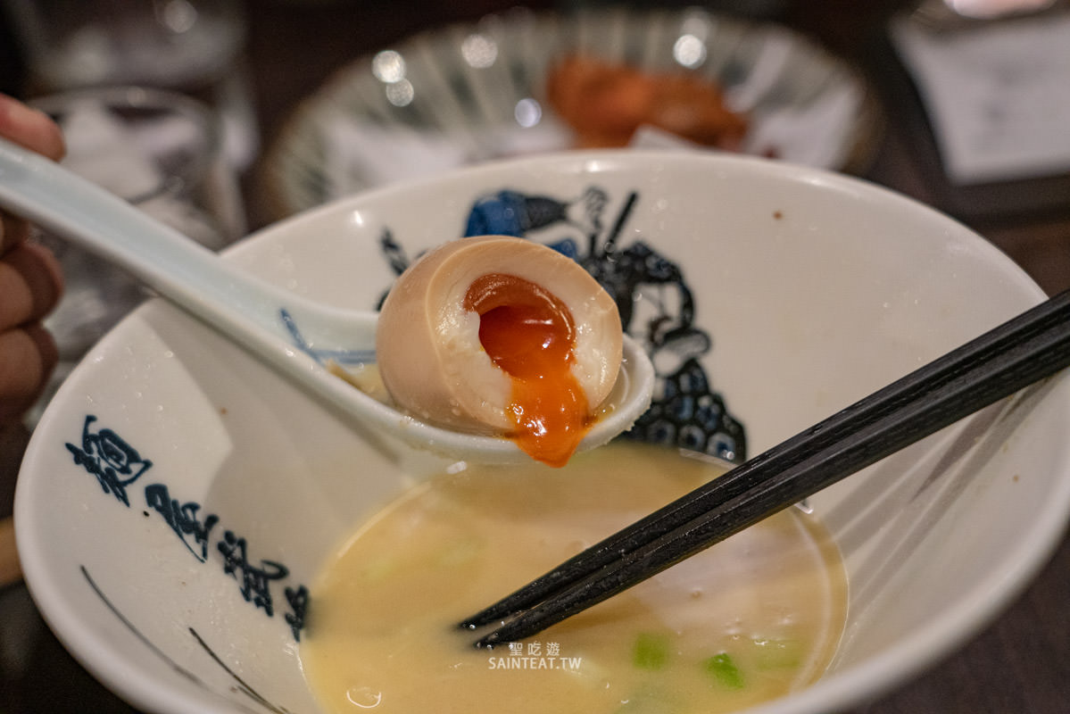 麵屋武藏本店》台北拉麵｜濃香順口的雞白湯，大推～不愛喝拉麵湯也忍不住把他喝光光！