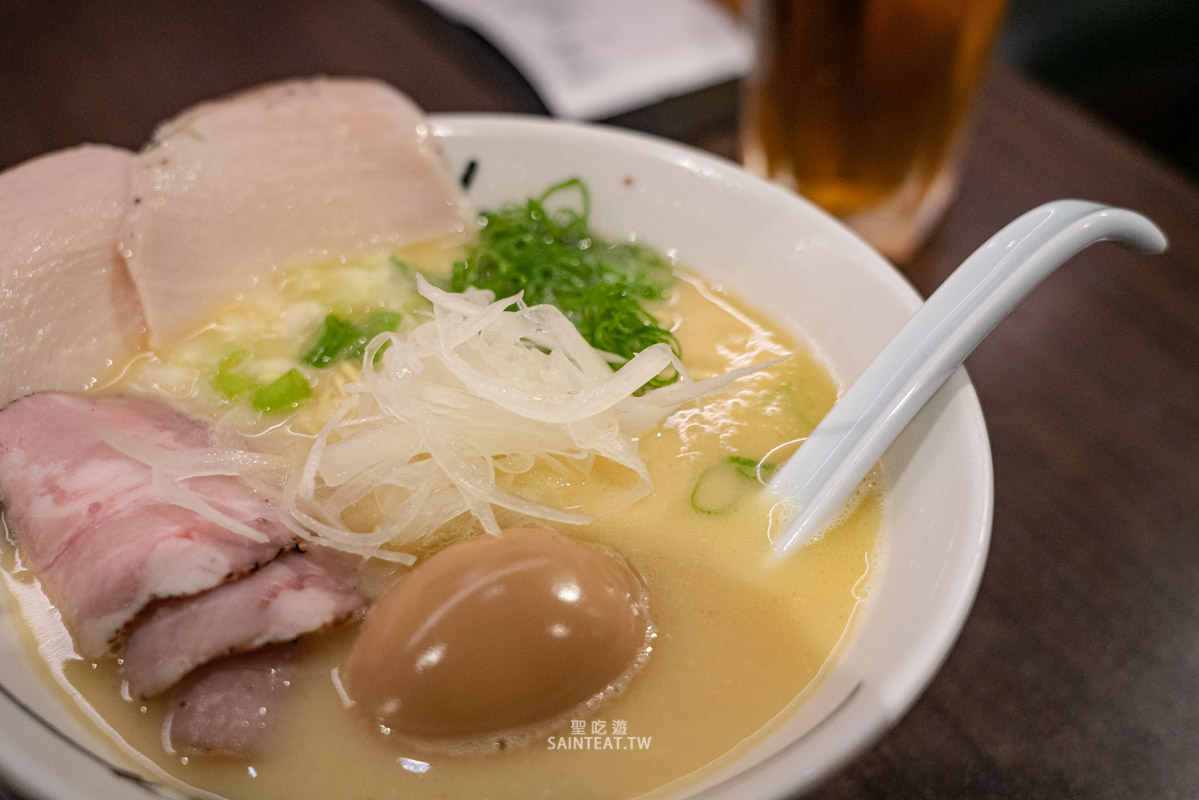麵屋武藏本店》台北拉麵｜濃香順口的雞白湯，大推～不愛喝拉麵湯也忍不住把他喝光光！