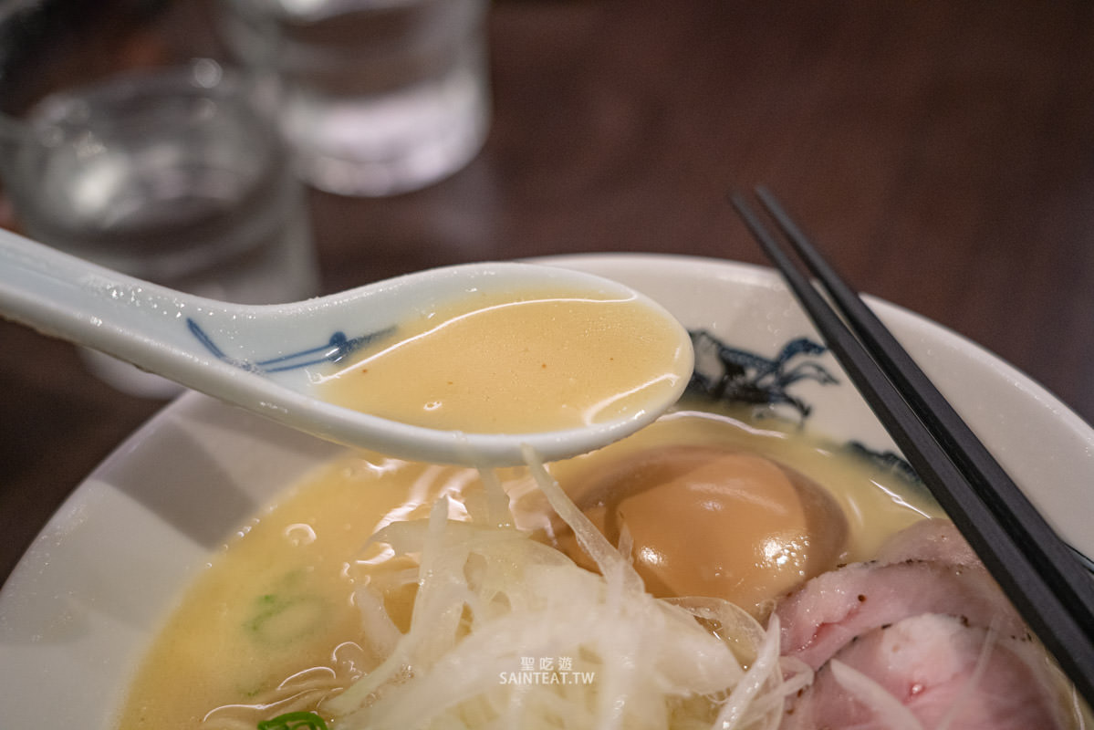 麵屋武藏本店》台北拉麵｜濃香順口的雞白湯，大推～不愛喝拉麵湯也忍不住把他喝光光！